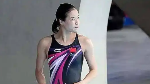  吴敏霞重穿泳衣为女儿示范跳水