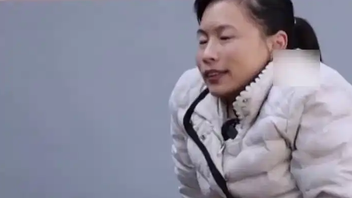 1米高女子拄着板凳考下驾照开SUV