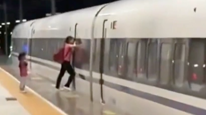 女子扒车门试图阻止高铁关门
