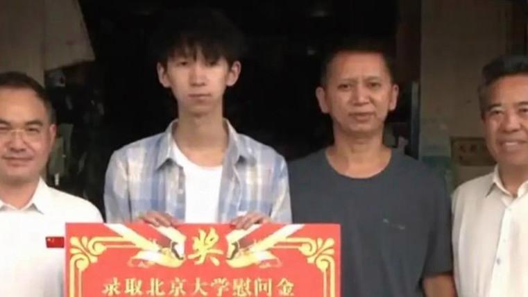 少年被北大录取 政府送8万助学金