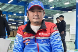   张雪计划骑摩托车飞跃长江 网友劝阻 缩略图