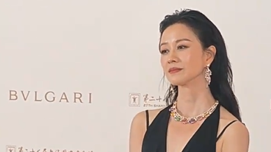  47岁倪虹洁性感露背黑裙