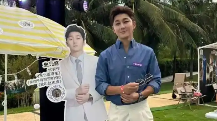  男演员入职景区当NPC 和魏大勋是校友