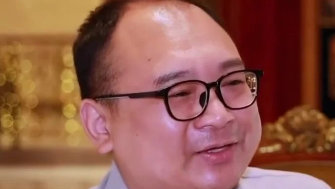  26年前与普京合影小男孩变发福中年