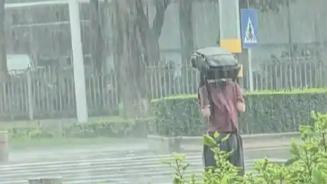  12岁男孩暴雨中被网约车司机扔半路