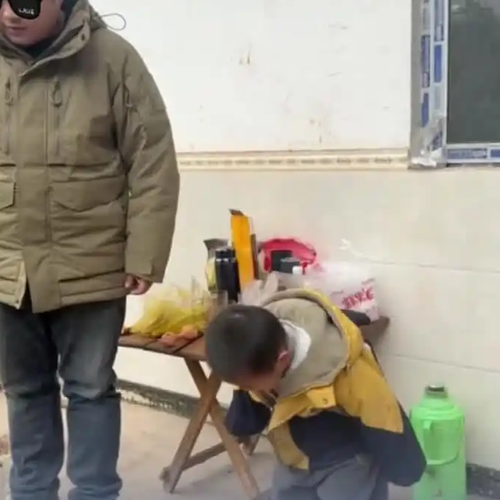 孩子吃席打翻盘子 父母让他数次道歉