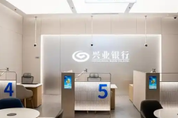 银行不应因冲业绩对文盲老人动歪心思