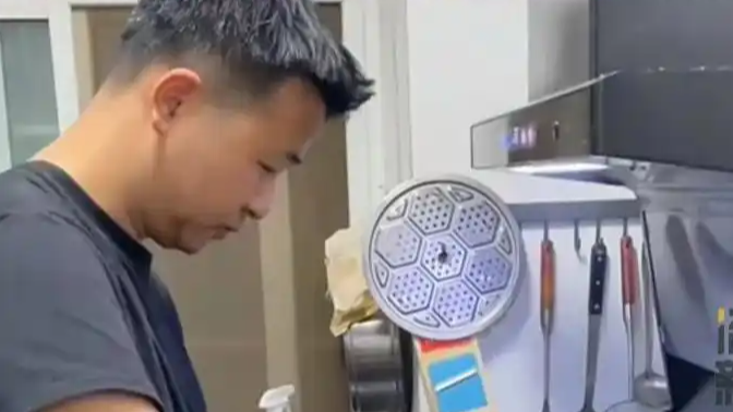  小伙白天上班晚上送外卖攒钱结婚