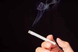   16岁小伙跟同学比吸烟患肺癌晚期 缩略图