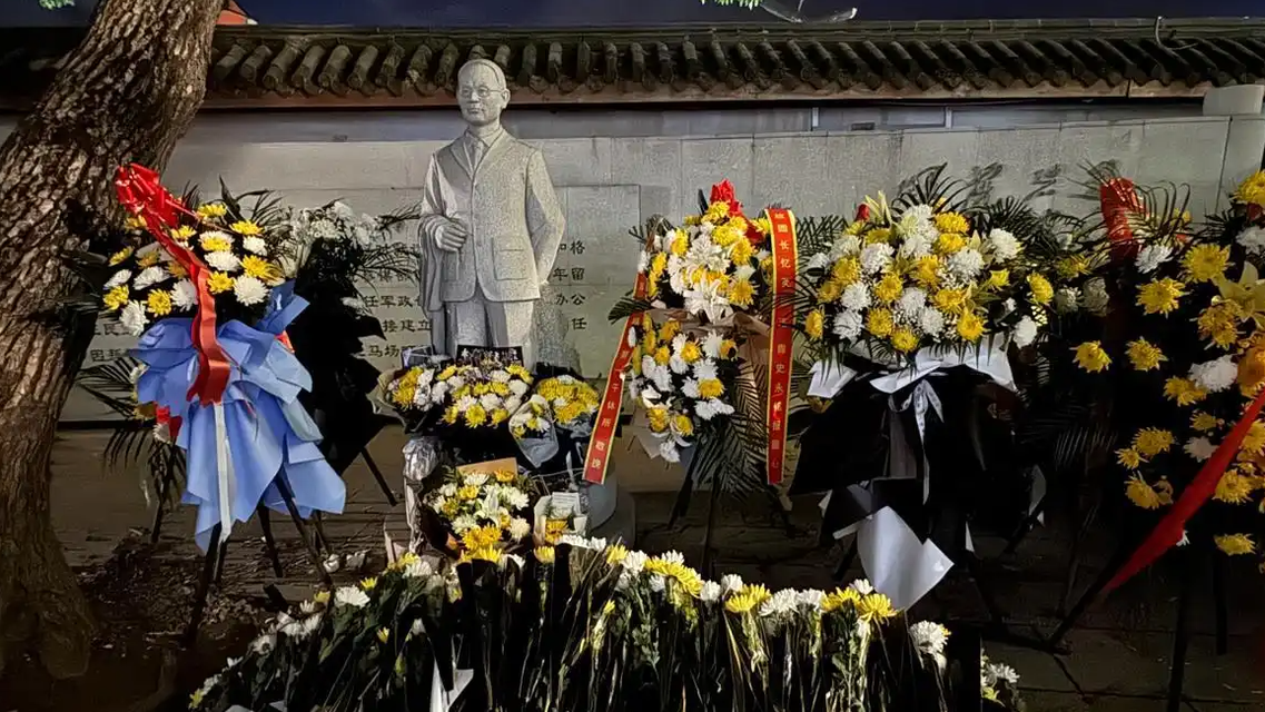 吴石将军故居前摆满鲜花