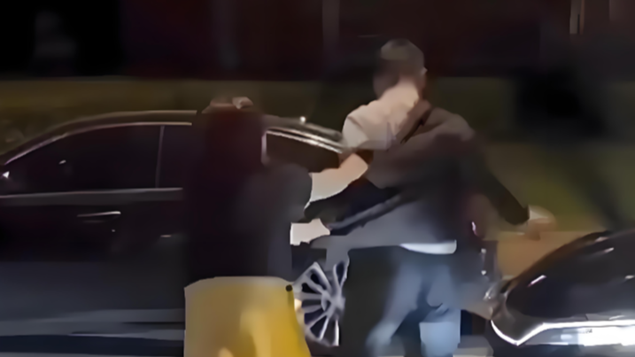 女子连续掌掴网约车司机 警方：正调查