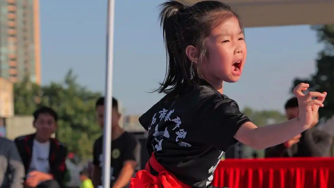 5岁女孩表演洪拳鹤形拳惊艳众人