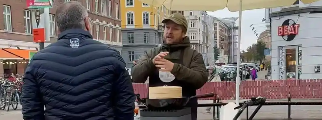 跨国情侣丹麦卖四川酱肉包 3个66元