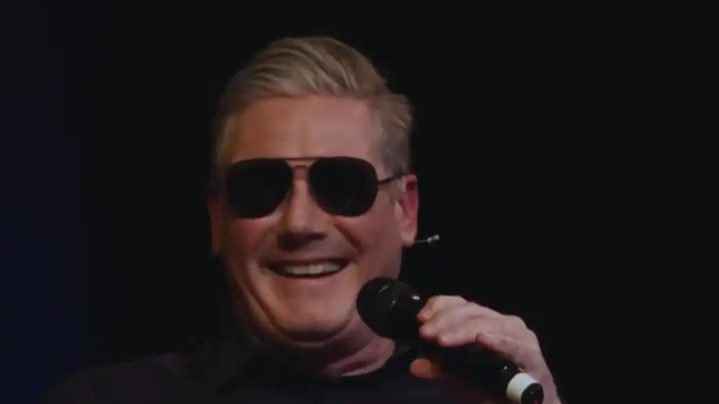  斯塔默戴墨镜模仿马克龙 全场大笑