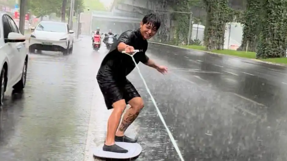 成都男子在暴雨中街头冲浪