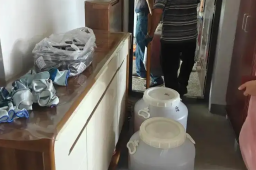 女子自制酵素大桶堆满屋 邻居慌了