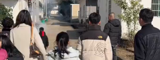 女子远嫁13年 父母第一次上门看女儿