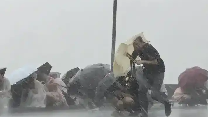 西湖突现狂风暴雨 游客瞬间被浇透