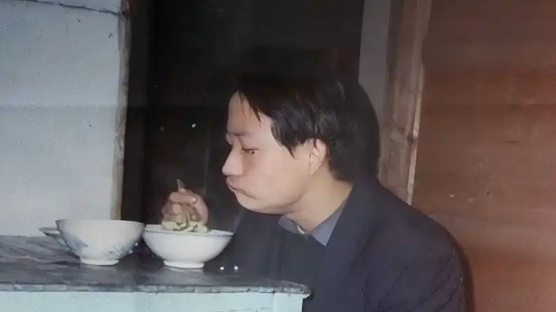  残疾企业家考第一名仍被拒绝入学