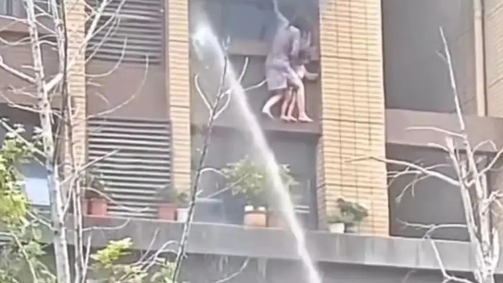连云港火灾母女坠楼 3岁女童身亡