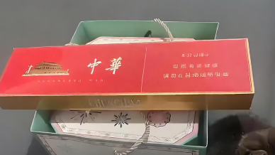 借给路人手机被塞1条中华1盒月饼