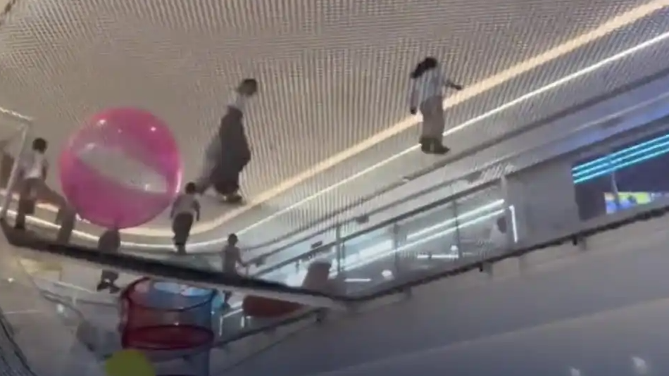  近10名小孩在防坠网蹦跳？商场回应
