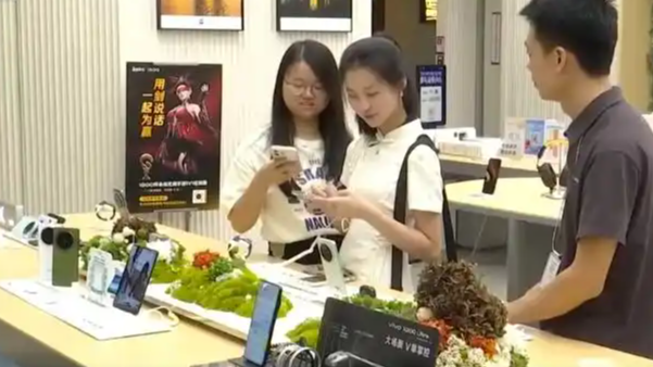 女子婚后把亲妈介绍给公公