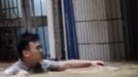 书记救出被困老人 妻子：以后吵架让你