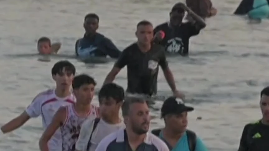 5万人游进西班牙后4.8万人游回去了