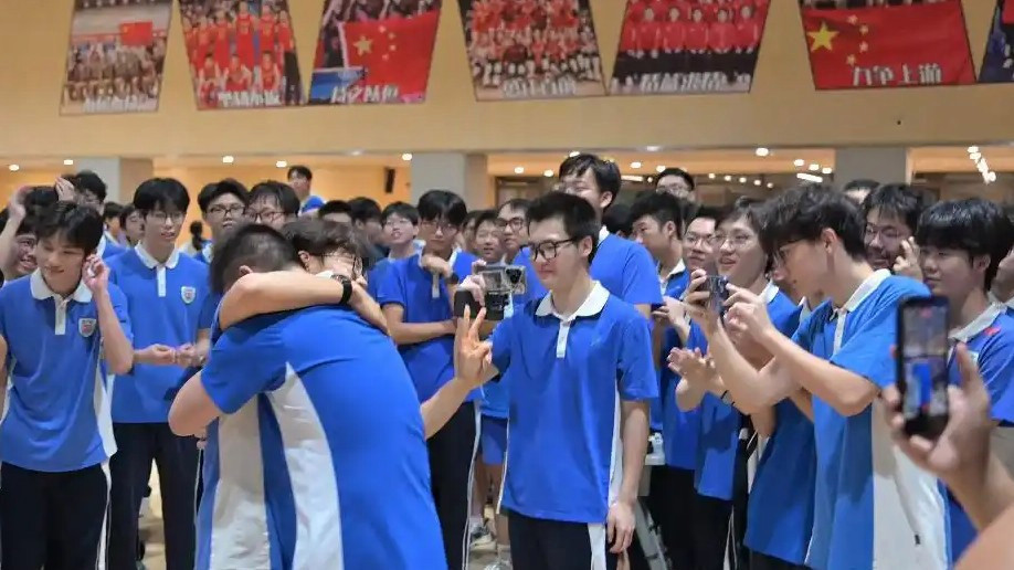  “小何别捂腿了”高二男生当场爆哭