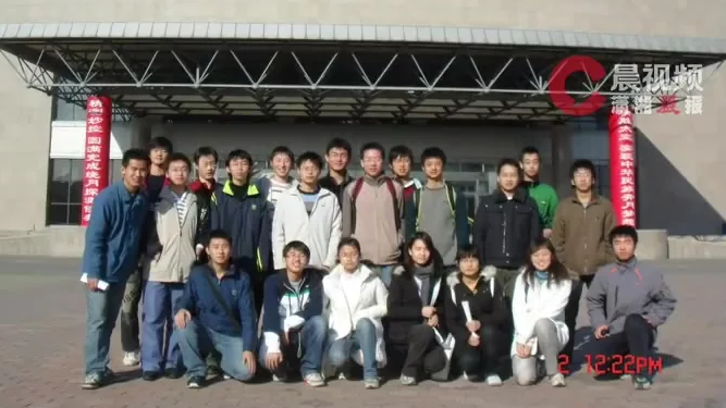 王虹北大同学晒大一合照