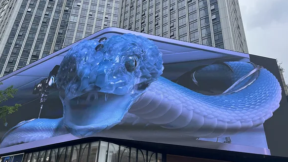  成都春熙路巨型3D蛇太逼真 多方回应