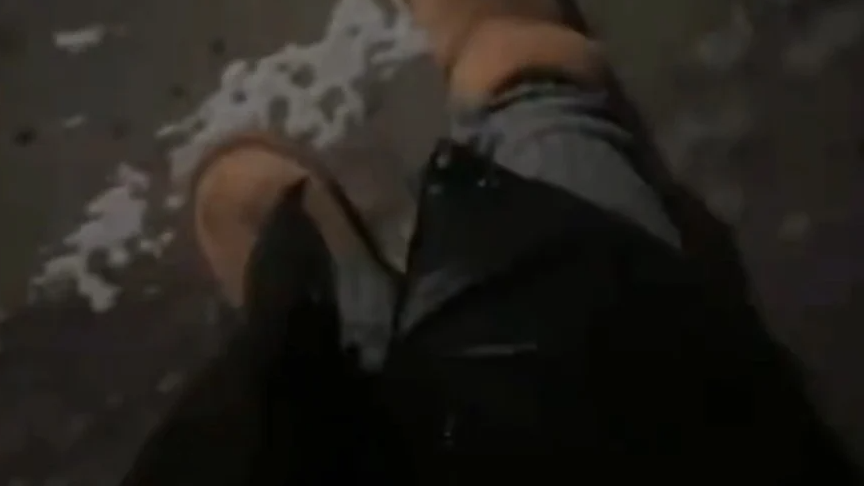 女生鞋底结冰被定住 拿菜刀救鞋