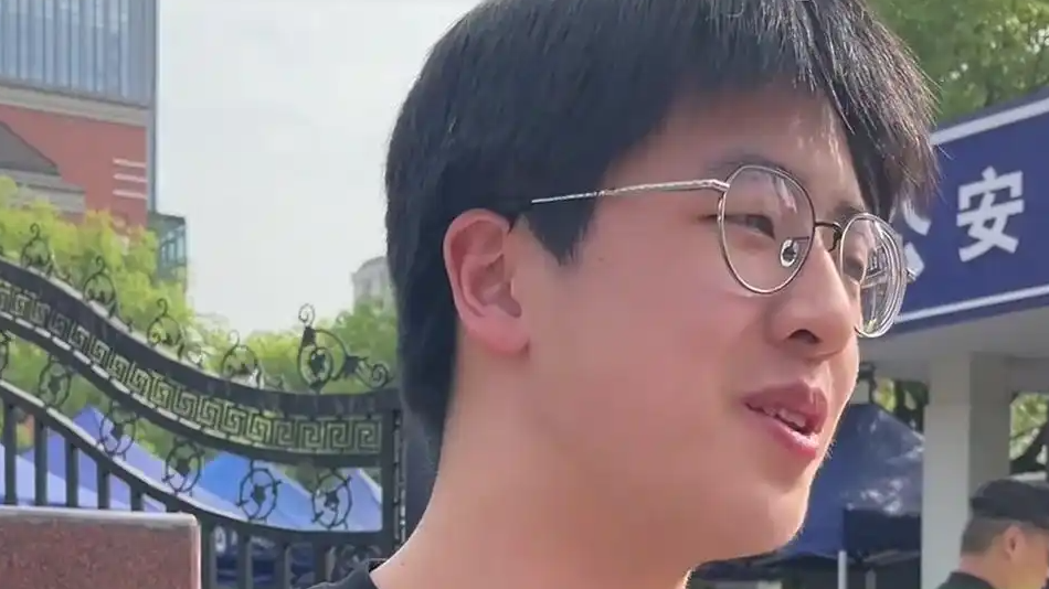  全部保送北大的送考团为同学助威