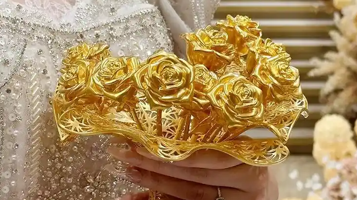  女子用180克黄金手捧花做陪嫁
