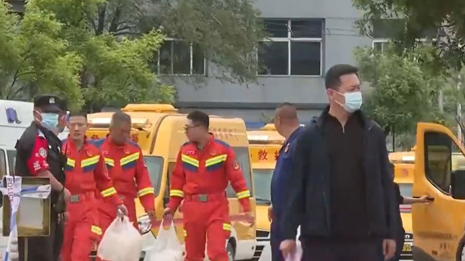 山西煤矿救援现场 救护车分批集结