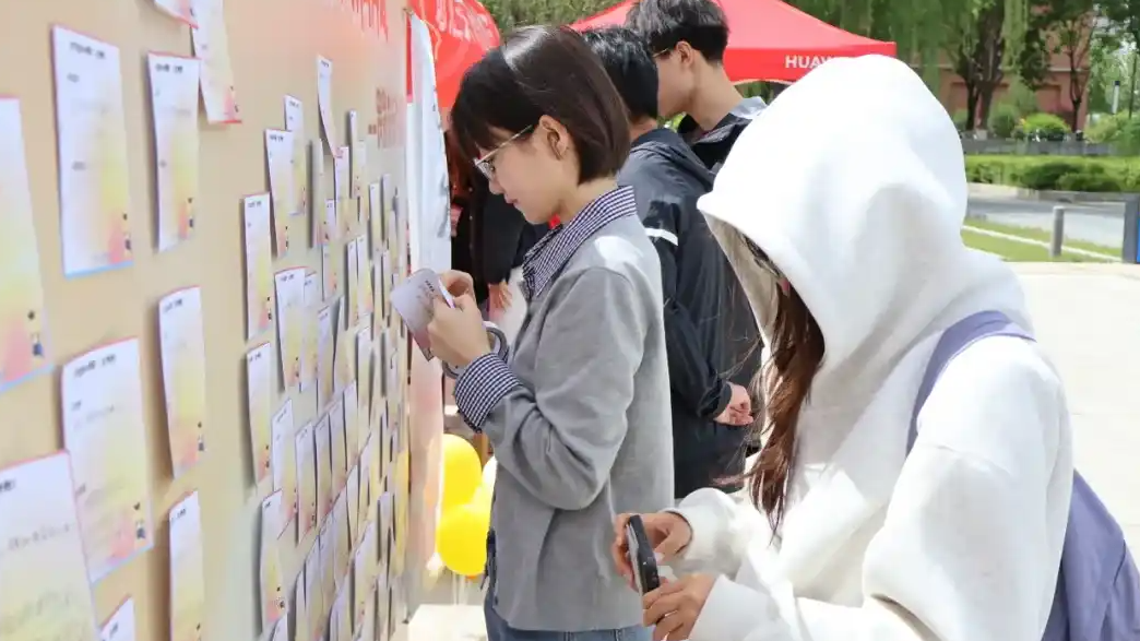 大学生问小学生答 看完回复心软软的