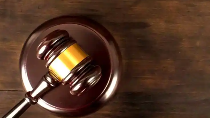 小区快递站门口摔伤 谁该担责