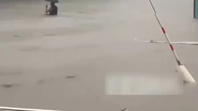 沈阳有人在积水中游泳